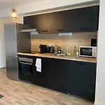 T3 Moderne - Proche Tram - Parking Prive Apartment